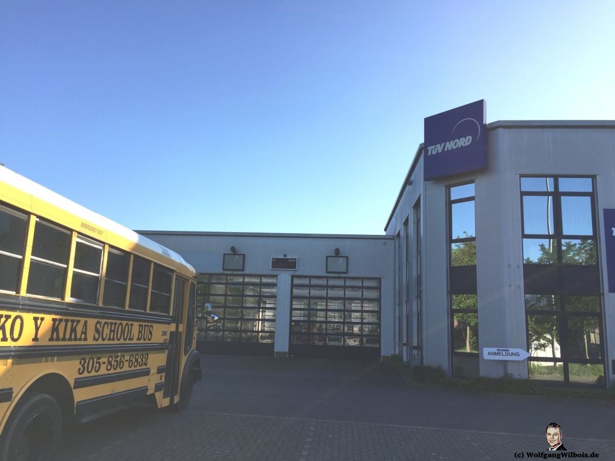 US Schulbus beim TÜV in Münster