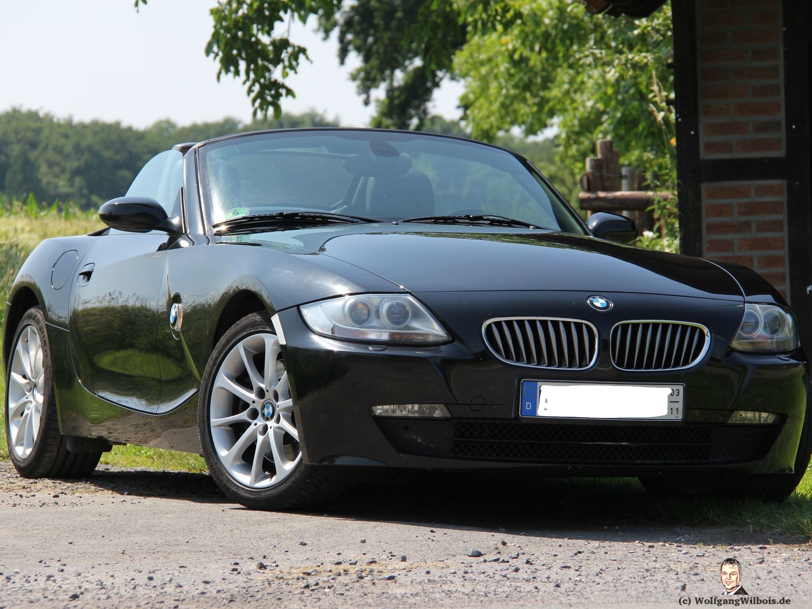 BMW Z4 3.0si schwarz mit 6 Zylinder und 265 PS